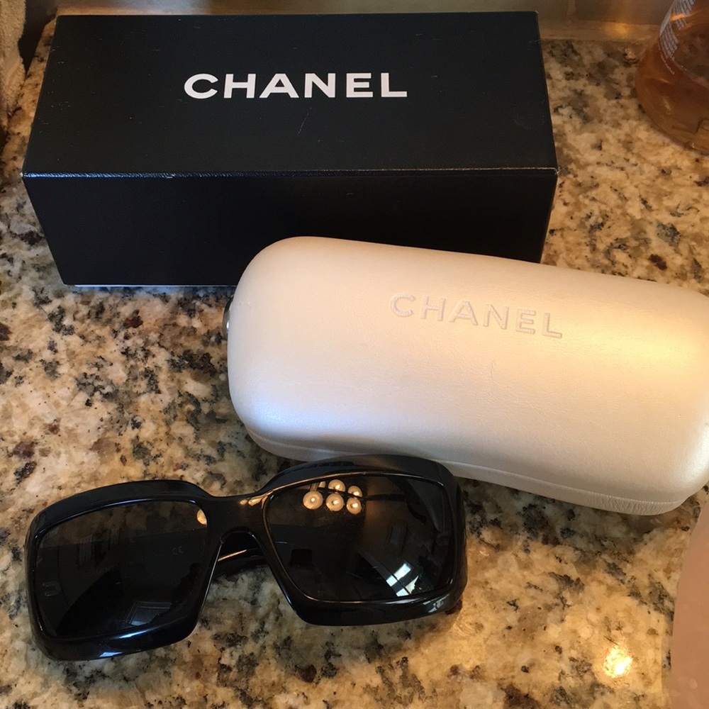 Used Chanel black mother of pearl CC Sunglasses